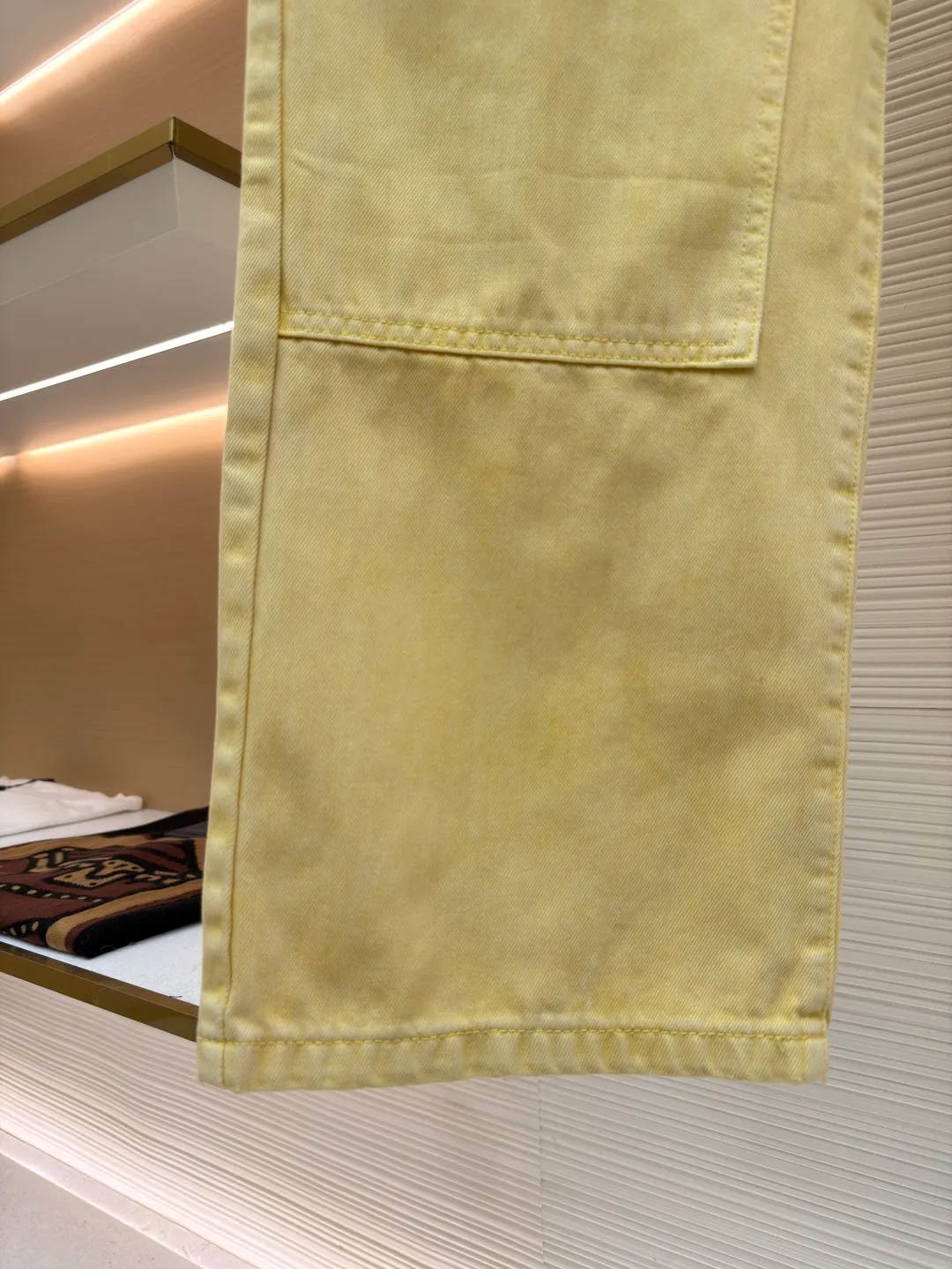 LOUIS VUITTON dyed embossed jeans ●Original version: Purchased and developed for 14800 ●Item number: 1681048-B55 ●Material: denim fabric ●Technology: embossed production ●Version: fitted version ●Weight: about 945 grams ●Size: 30-32-34-36 ●Description: This style is processed through garment dyeing to create a washed retro effect, and then uses a splicing structure and hammer fixing rings to express the workwear style. Monogram embroidery adorns the sides and left patch pocket, and pearlescent buttons and rivets complete the detail. Pair it with the same style to add to your summer wardrobe. The overall wiring is straight and delicate, the fabric is comfortable and soft, and the color is consistent without color difference. It can be matched with the same style to create a fashionable look and control various occasions. Customized accessories, complete with three standards, same style for men and women!